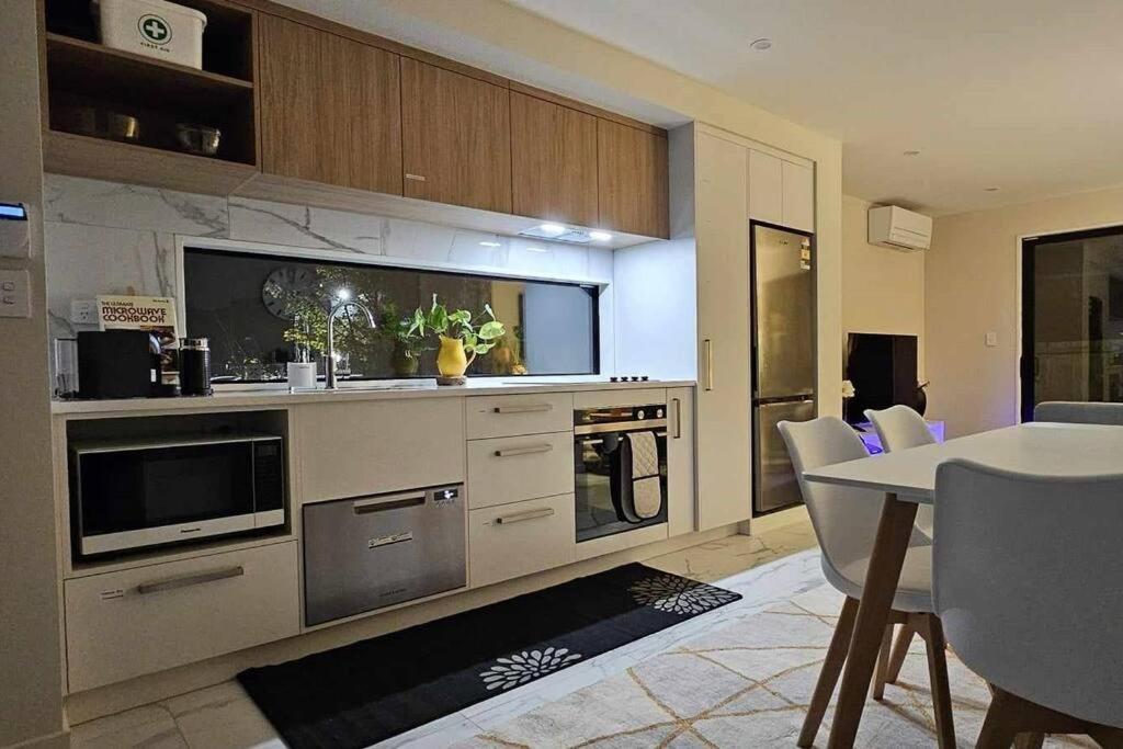 2-Bedroom Ensuite, Close To City, Comfortable, Accessible With Own Parking Christchurch Bagian luar foto