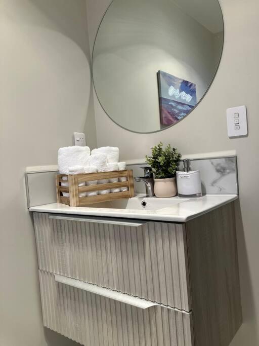 2-Bedroom Ensuite, Close To City, Comfortable, Accessible With Own Parking Christchurch Bagian luar foto